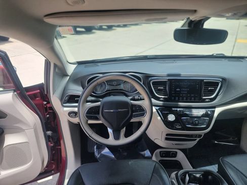 Used 2020 Chrysler Pacifica Limited FWD image 18