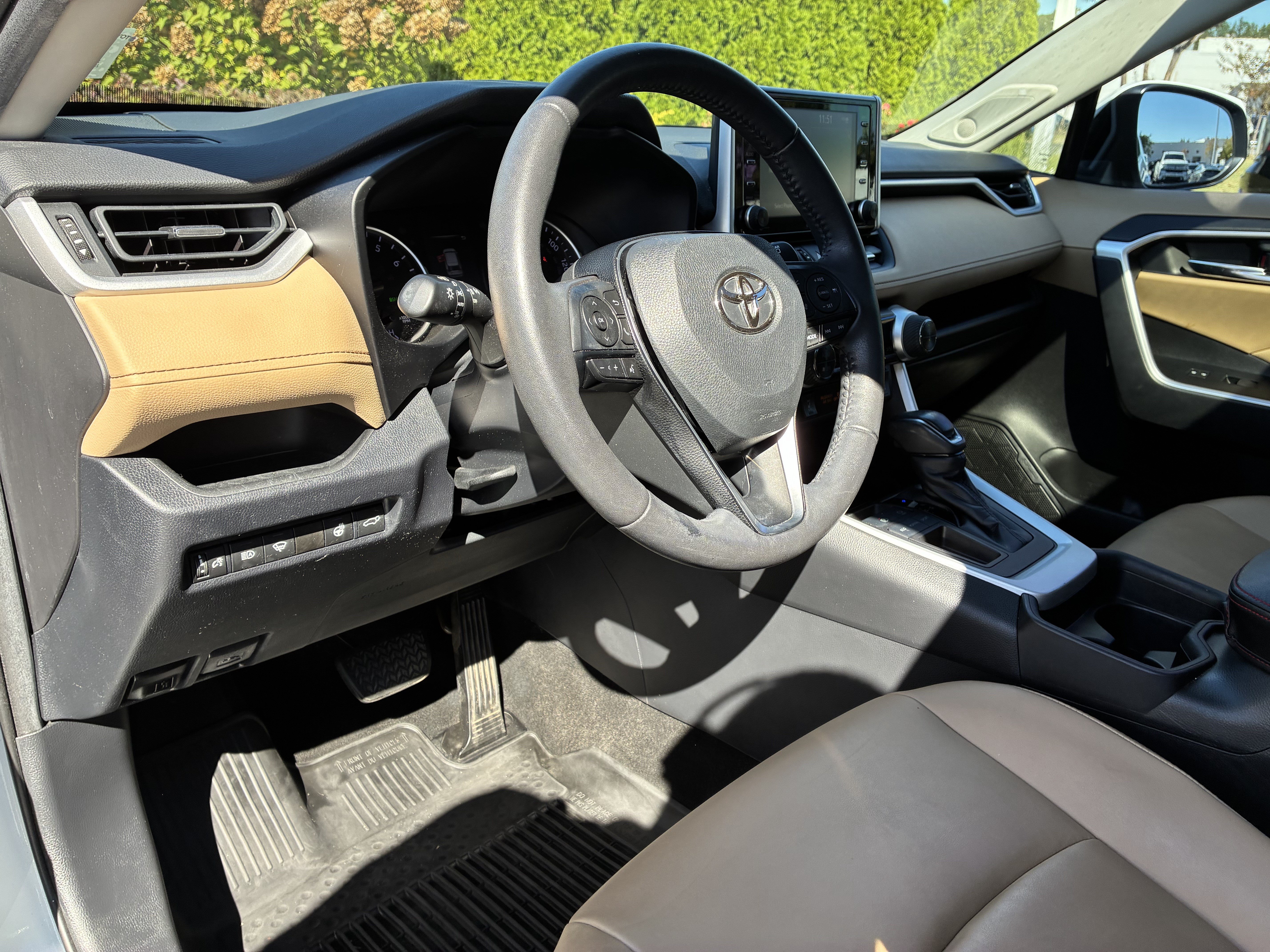 Used 2020 Toyota RAV4 XLE Premium FWD image 22