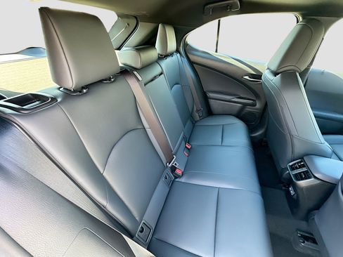 Used 2025 Lexus UX 300h FWD image 29