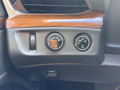 Used 2015 Cadillac Escalade Premium image 27