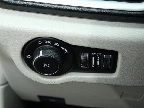 Used 2018 Chrysler Pacifica Touring-L image 15