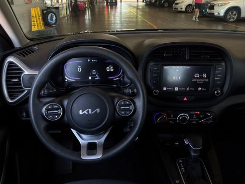 Used 2025 Kia Soul LX w/ LX Technology Package FWD image 12