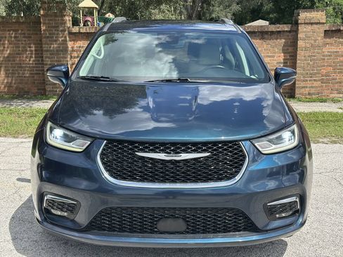 Used 2021 Chrysler Pacifica Touring-L FWD image 3