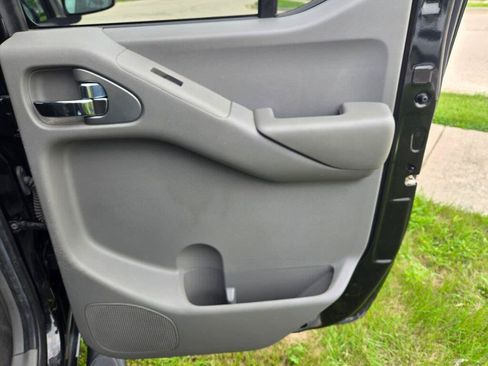Used 2021 Nissan Frontier SV w/ Midnight Edition Floor Mats AWD/4WD image 9