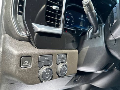 Used 2022 Chevrolet Silverado 1500 LT AWD/4WD image 19