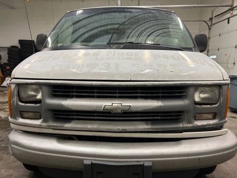 Used 2000 Chevrolet Express 3500 image 7