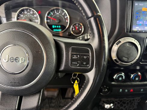 Used 2017 Jeep Wrangler Unlimited Sahara w/ Connectivity Group AWD/4WD image 16