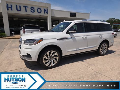 Used 2023 Lincoln Navigator Reserve AWD/4WD image 2