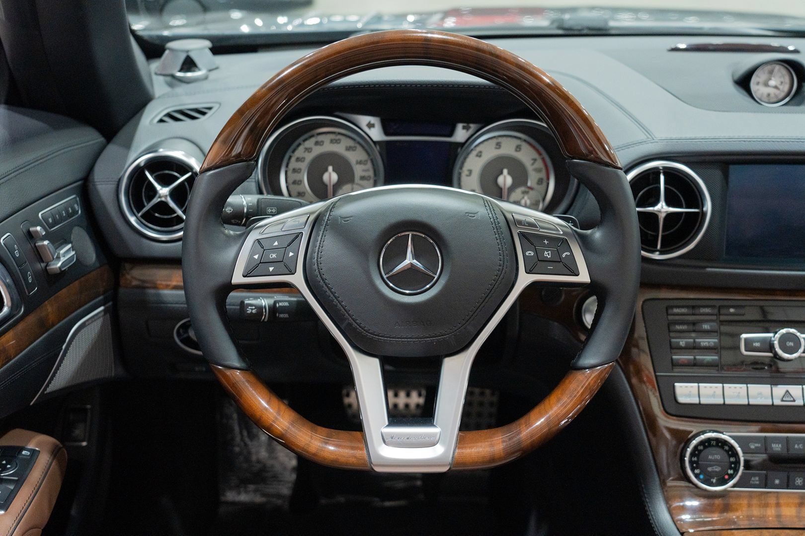 Used 2013 Mercedes-Benz SL 550 image 26