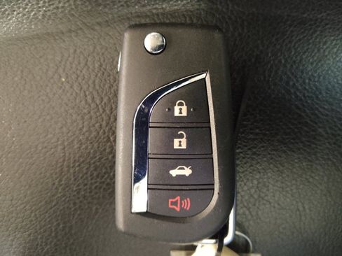 Used 2018 Toyota Camry SE w/ Moonroof Package image 32