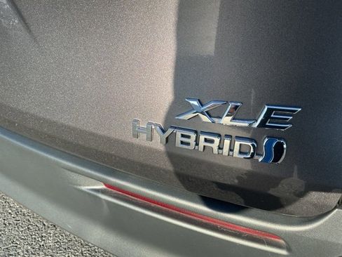 Used 2024 Toyota Sienna XLE image 30