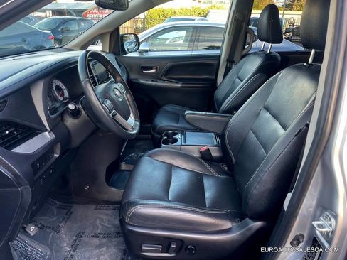 Used 2018 Toyota Sienna SE Premium image 13