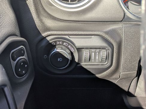 Used 2019 Jeep Wrangler Unlimited Sahara w/ Uconnect 4C Nav & Sound Group image 16