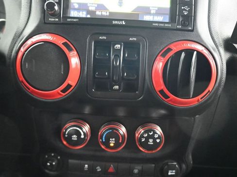 Used 2016 Jeep Wrangler Unlimited Rubicon w/ Connectivity Group AWD/4WD image 17