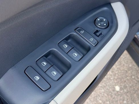 Used 2025 Hyundai Venue Limited image 21