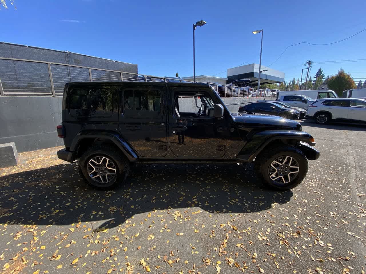 Used 2025 Jeep Wrangler Unlimited Sahara AWD/4WD image 7