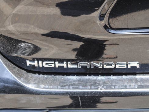 Used 2023 Toyota Highlander LE FWD image 16