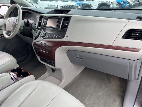 Used 2013 Toyota Sienna XLE w/ Entertainment Pkg FWD image 33