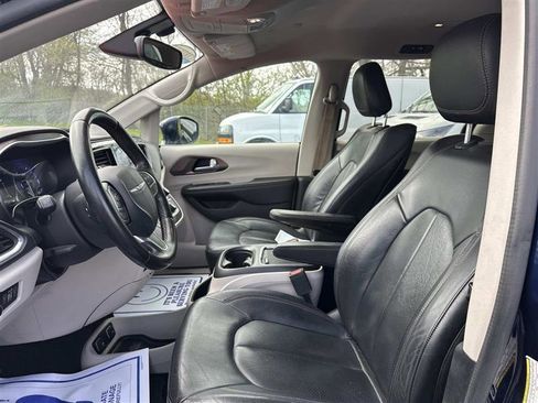 Used 2018 Chrysler Pacifica Touring-L Plus FWD image 9