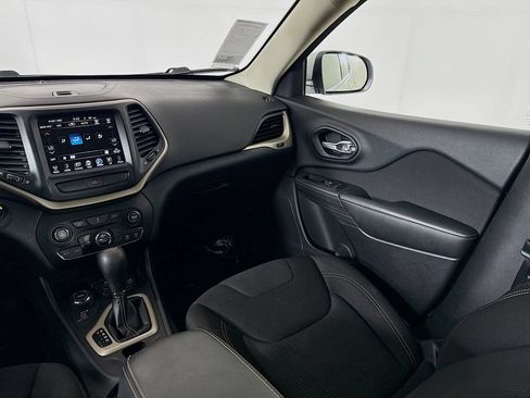 Used 2016 Jeep Cherokee Latitude w/ Comfort/Convenience Group AWD/4WD image 28