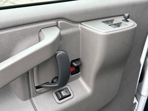 Certified 2017 Chevrolet Express 2500 image 17