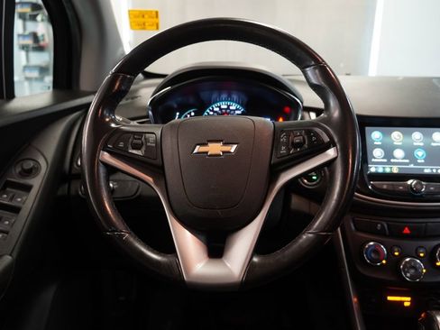 Used 2019 Chevrolet Trax LT w/ LT Convenience Package FWD image 17