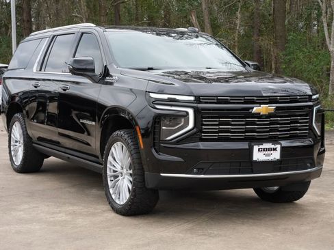 Used 2025 Chevrolet Suburban High Country image 2