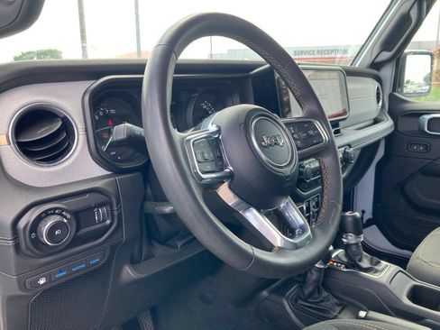 Used 2024 Jeep Wrangler Unlimited Sahara AWD/4WD image 9