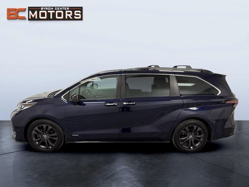 Used 2021 Toyota Sienna XSE image 3