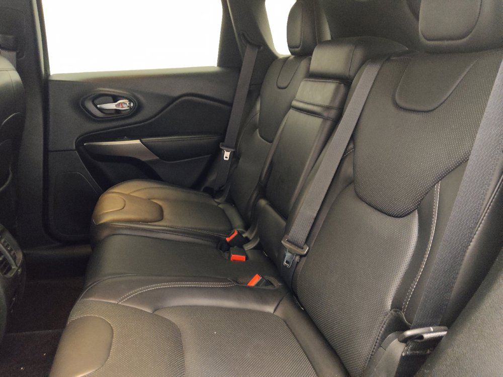 Used 2019 Jeep Cherokee Overland w/ Technology Group AWD/4WD image 18
