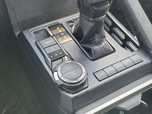 Certified 2025 Toyota Tacoma SR5 AWD/4WD image 29