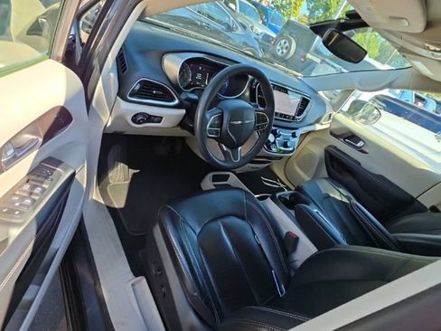 Certified 2022 Chrysler Pacifica Touring-L FWD image 5