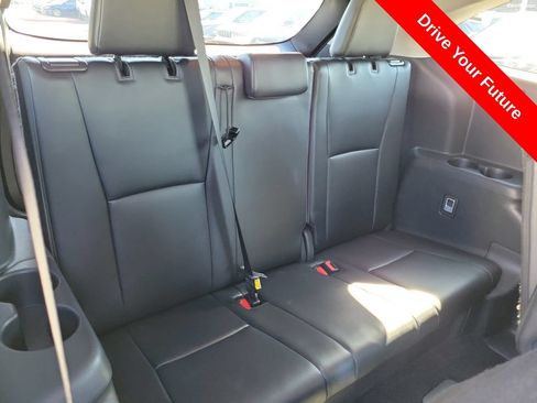 Used 2024 Toyota Highlander XLE FWD image 21