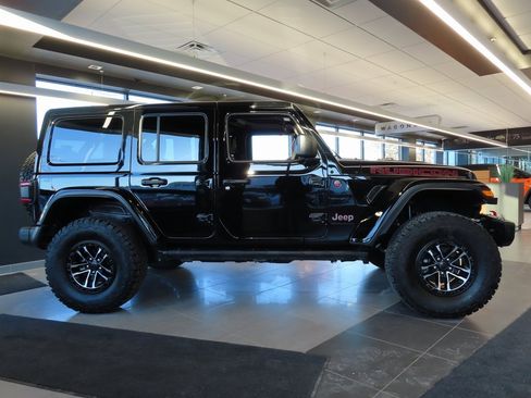 Used 2025 Jeep Wrangler Unlimited Rubicon image 2