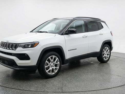 Used 2025 Jeep Compass Limited AWD/4WD image 3
