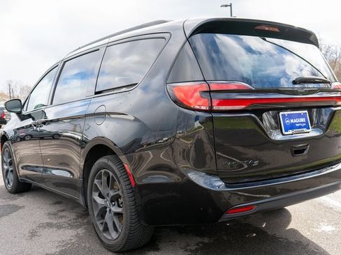 Used 2023 Chrysler Pacifica Touring-L w/ S Appearance Package image 8