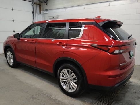 Used 2022 Mitsubishi Outlander ES FWD image 3