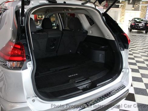 Used 2017 Nissan Rogue SV w/ SV Premium Package image 22