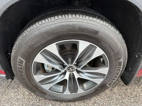 Used 2025 Toyota Highlander XLE FWD image 14