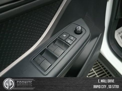 Used 2022 Toyota C-HR XLE image 11