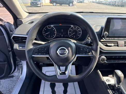 Used 2022 Nissan Altima 2.5 SV FWD image 14