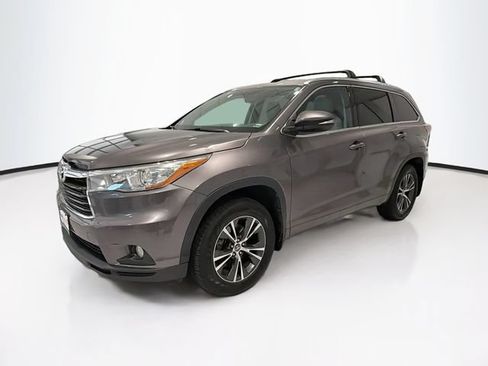 Used 2016 Toyota Highlander XLE AWD/4WD image 3
