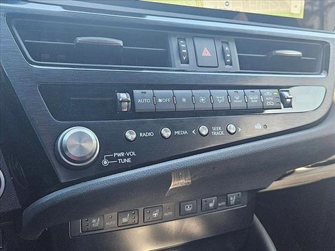 Used 2024 Lexus ES 300h F Sport image 21