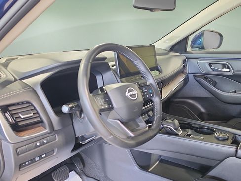 Used 2025 Nissan Rogue Platinum w/ Platinum Premium Package AWD/4WD image 13
