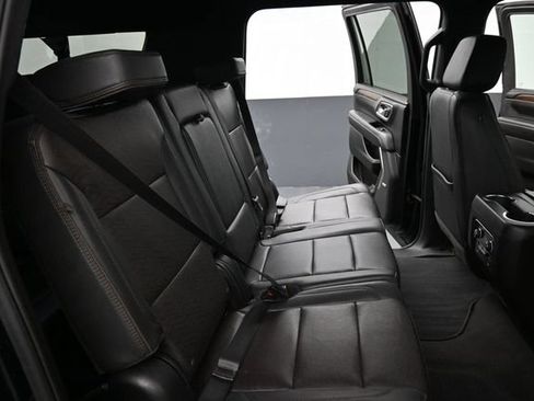 Used 2024 Chevrolet Suburban High Country AWD/4WD image 25