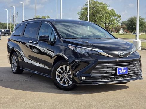 Used 2026 Toyota Sienna XLE FWD image 2