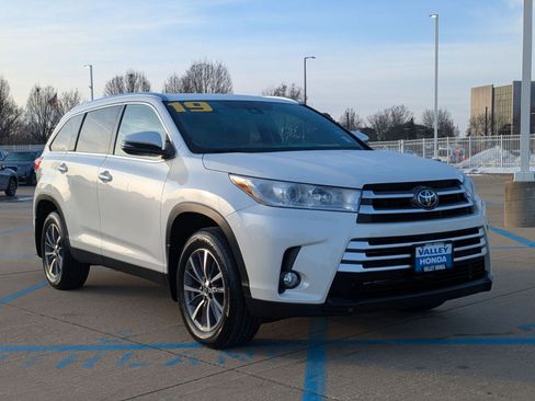 Used 2019 Toyota Highlander XLE image 4