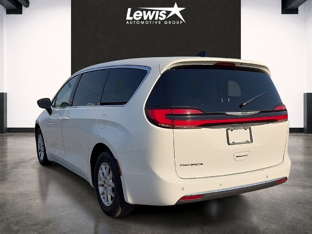 Used 2024 Chrysler Pacifica Touring-L FWD image 3