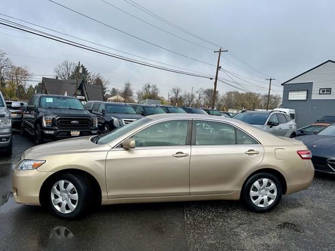 Used 2010 Toyota Camry LE image 2