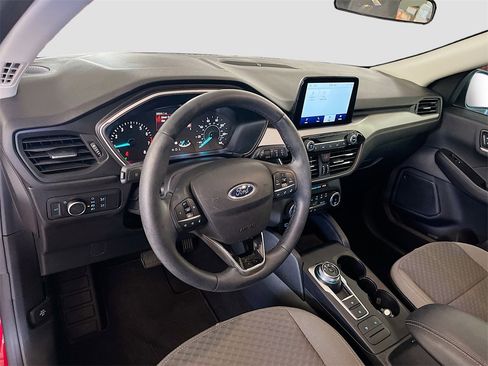 Used 2022 Ford Escape SE w/ SE Sport Appearance Package image 9